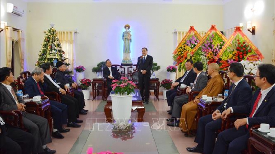 VFF leader pays 2021 Christmas visit to Bui Chu diocese